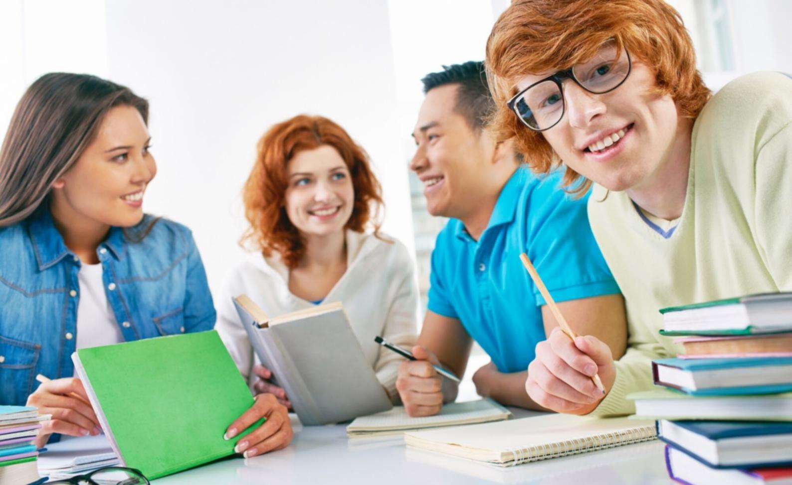 Session de conseil personnalisé avec documents financiers et graphiques