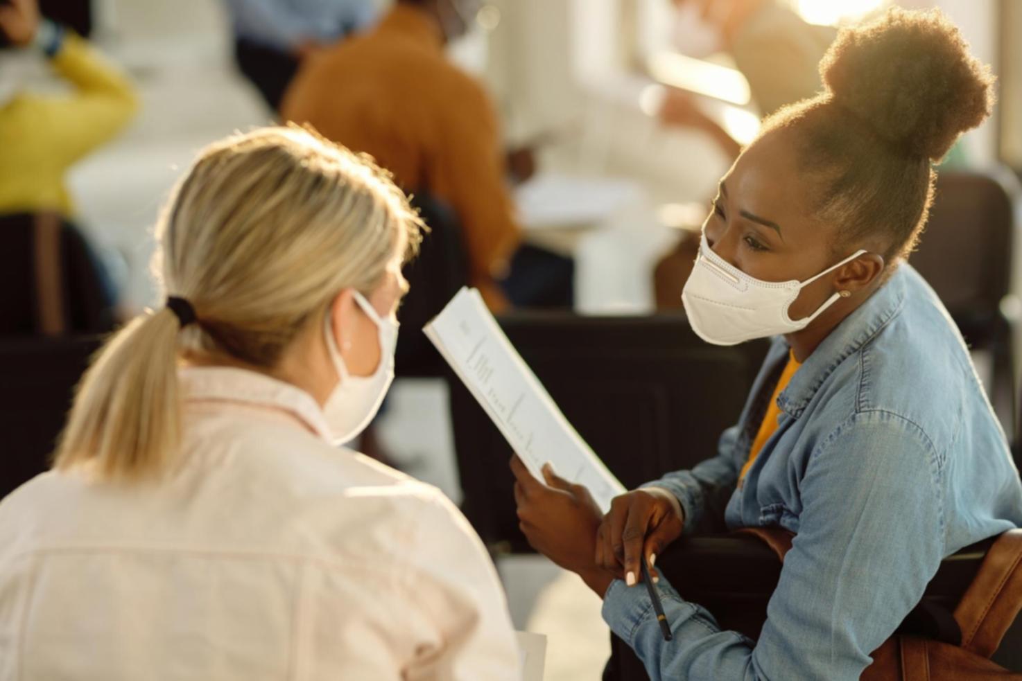 Famille planifiant ses finances autour d'une table avec documents et calculatrice