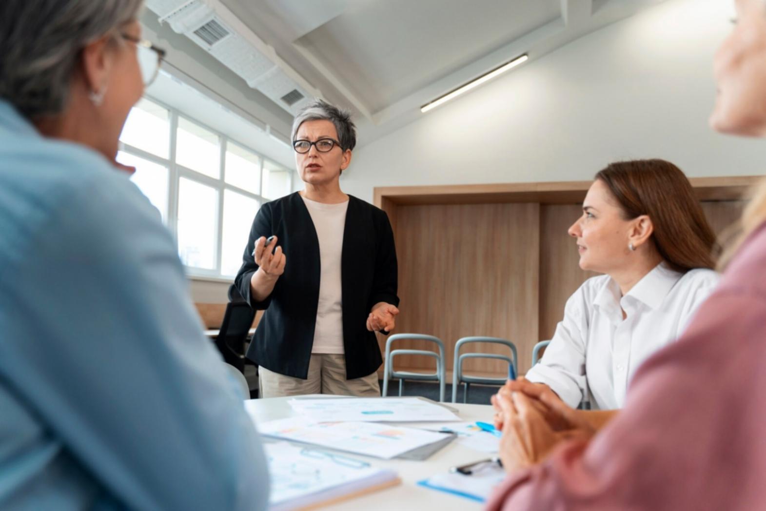 Consultant financier expliquant des graphiques à une famille